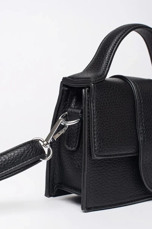 Juoda maža rankinė su rankena