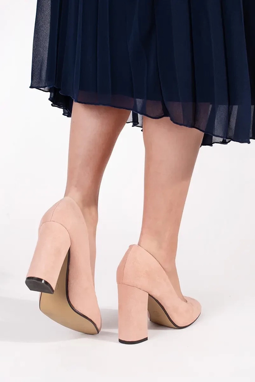 Smėlio spalvos zomšiniai aukštakulniai