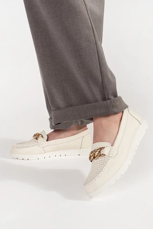 Šviesiai smėlio spalvos mokasinai su... Šviesiai smėlio spalvos mokasinai su...