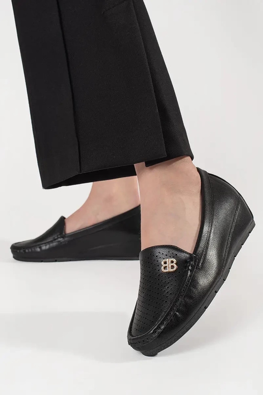 Juodos spalvos moteriški pusbačiai su... Juodos spalvos moteriški pusbačiai su...