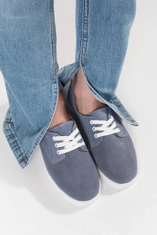 Mėlynos spalvos batai ažūriniai iš... Mėlynos spalvos batai ažūriniai iš...