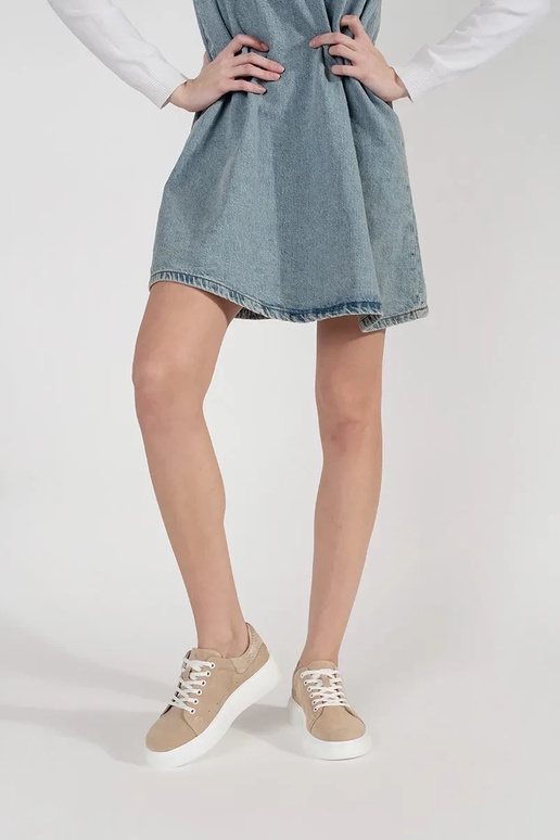 Smėlio odiniai sportiniai batai ant...