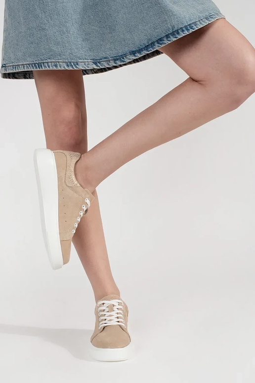 Smėlio odiniai sportiniai batai ant...