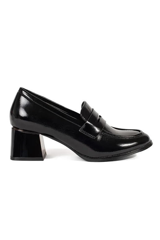 Juodos spalvos pusbačiai ant... Juodos spalvos pusbačiai ant...