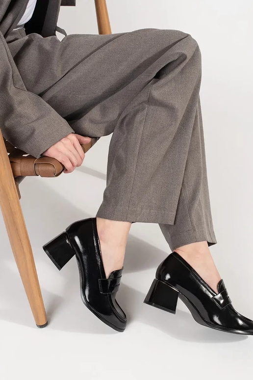 Juodos spalvos pusbačiai ant... Juodos spalvos pusbačiai ant...