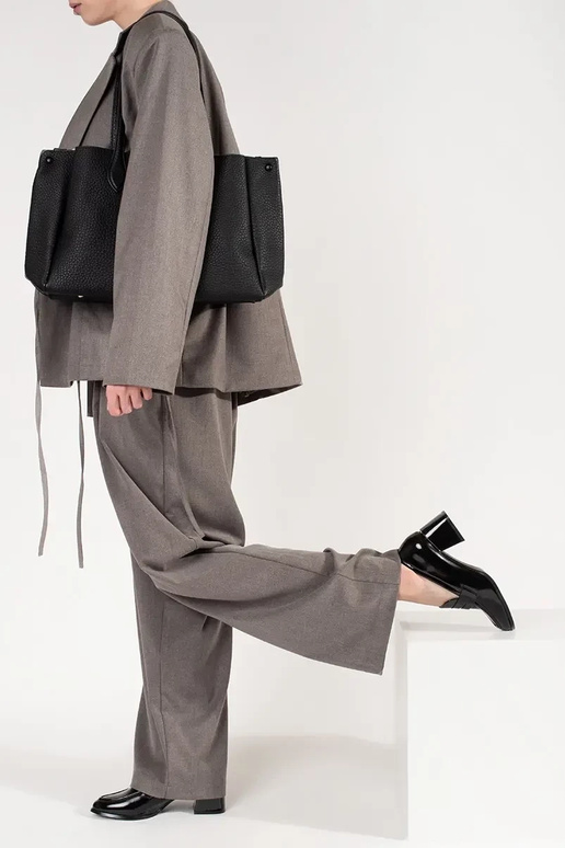 Juodos spalvos pusbačiai ant... Juodos spalvos pusbačiai ant...