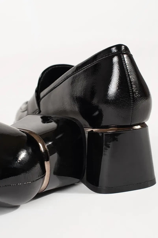 Juodos spalvos pusbačiai ant... Juodos spalvos pusbačiai ant...