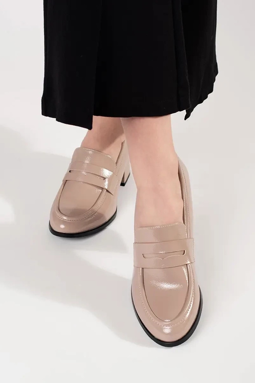 Smėlio spalvos pusbačiai ant...