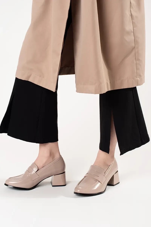 Smėlio spalvos pusbačiai ant...