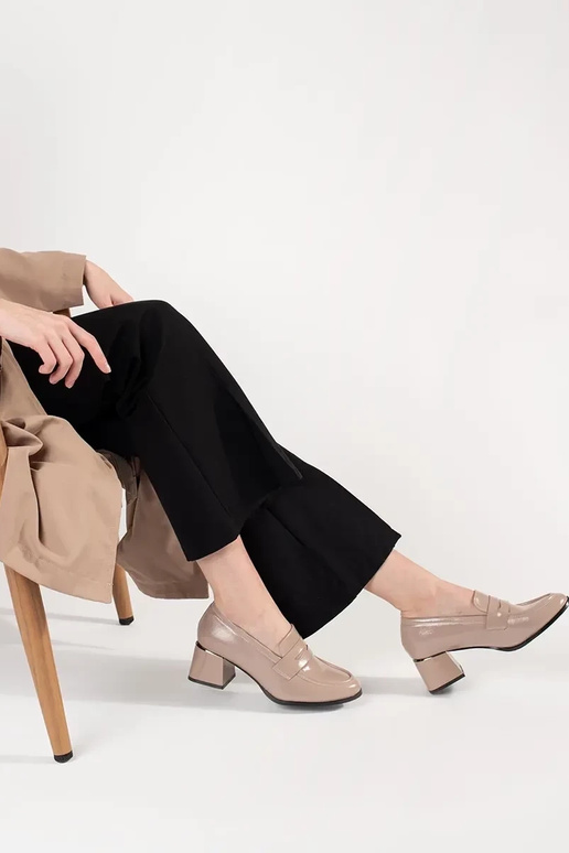 Smėlio spalvos pusbačiai ant...