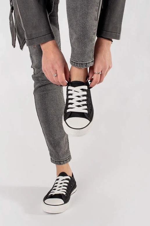 Juodos spalvos ažūriniai batai