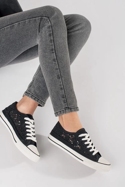 Juodos spalvos ažūriniai batai