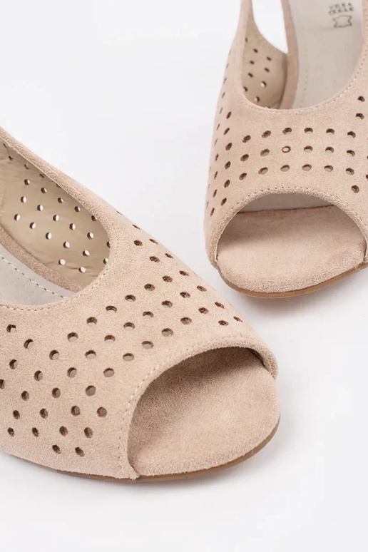 Smėlio spalvos sandalai ant žemo posto