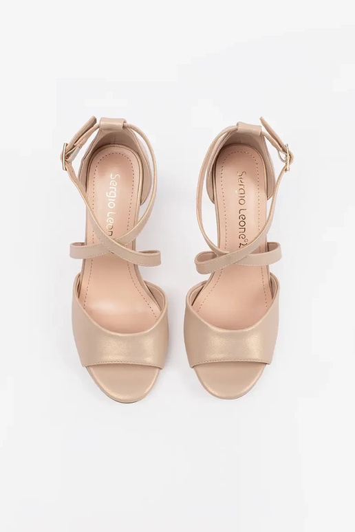 Baltos spalvos patogūs sandalai ant...