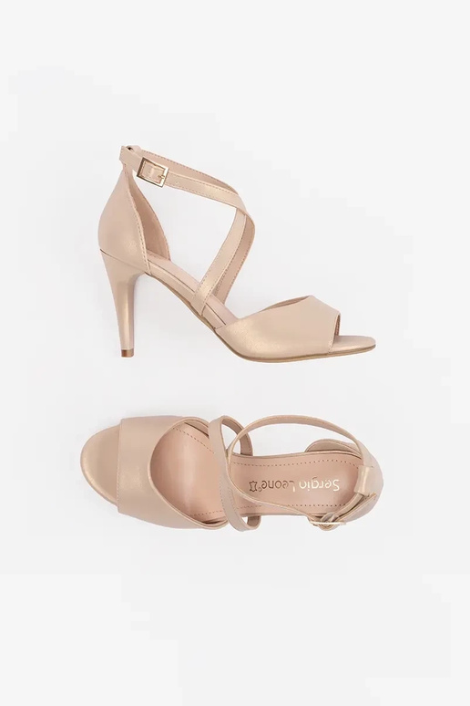 Baltos spalvos patogūs sandalai ant...