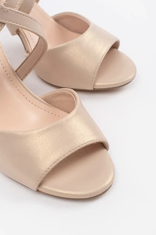 Baltos spalvos patogūs sandalai ant...