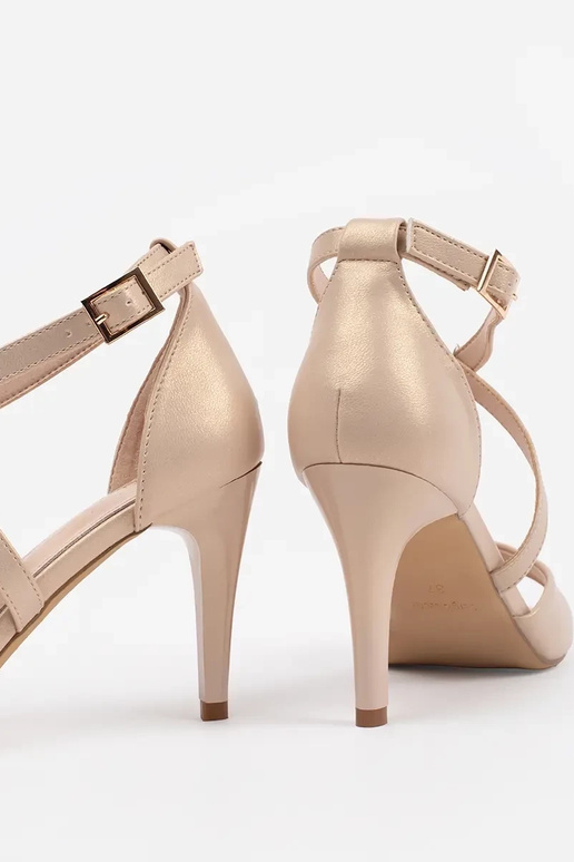 Baltos spalvos patogūs sandalai ant...