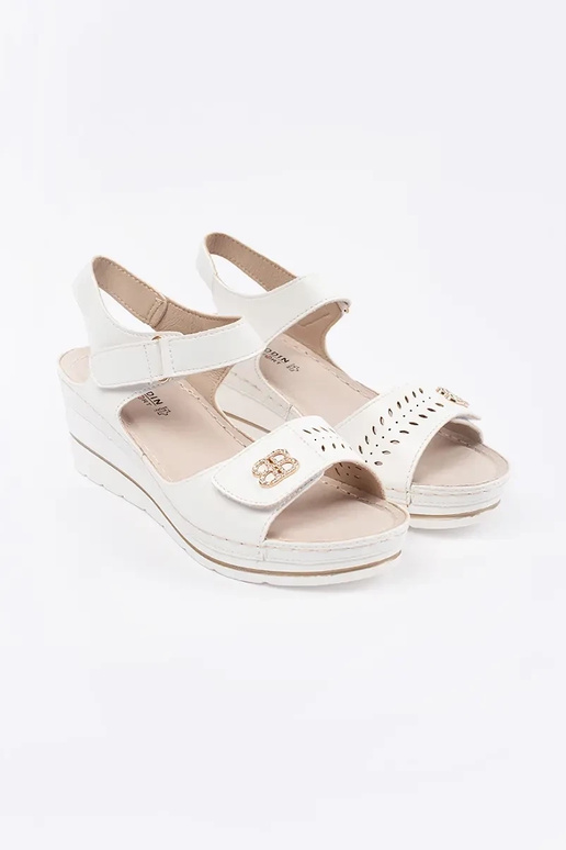 Baltos spalvos sandalai ant...