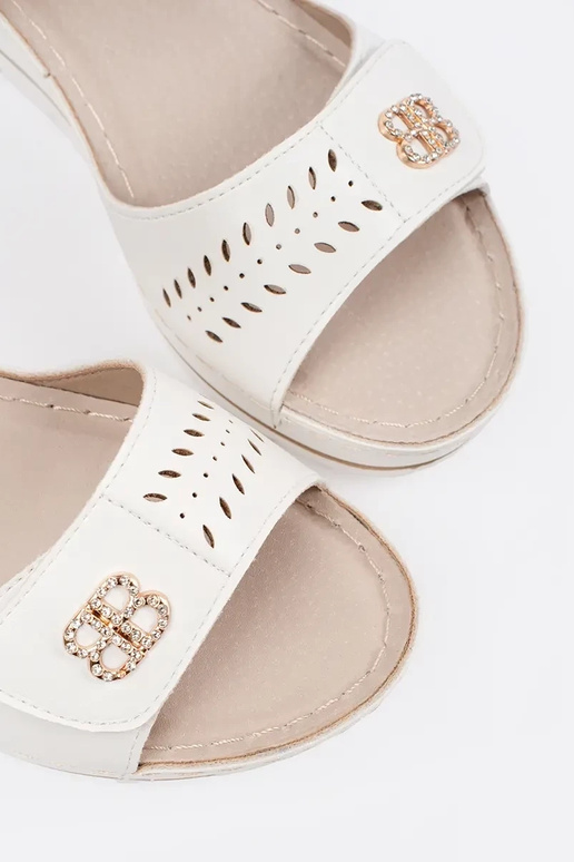 Baltos spalvos sandalai ant...