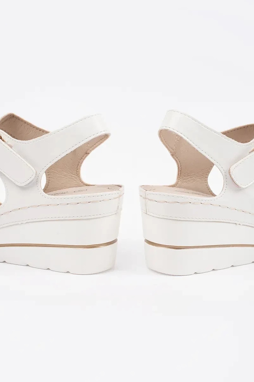 Baltos spalvos sandalai ant...