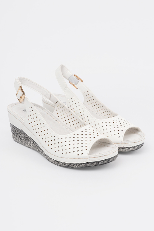 Baltos spalvos ažūriniai sandalai