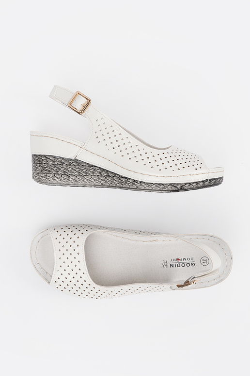 Baltos spalvos ažūriniai sandalai