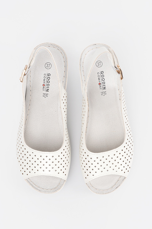 Baltos spalvos ažūriniai sandalai