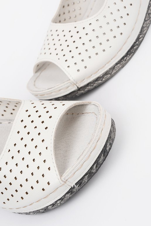 Baltos spalvos ažūriniai sandalai