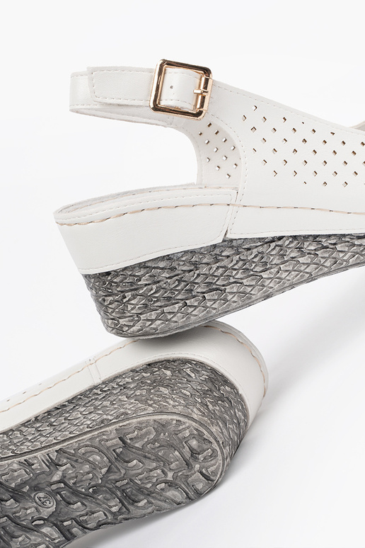 Baltos spalvos ažūriniai sandalai