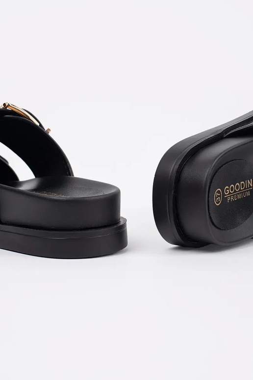 Juodos buto šlepetės su sagtimis