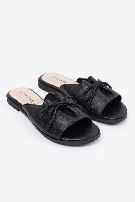 Juodi šlepetės su lankeliu Juodi šlepetės su lankeliu