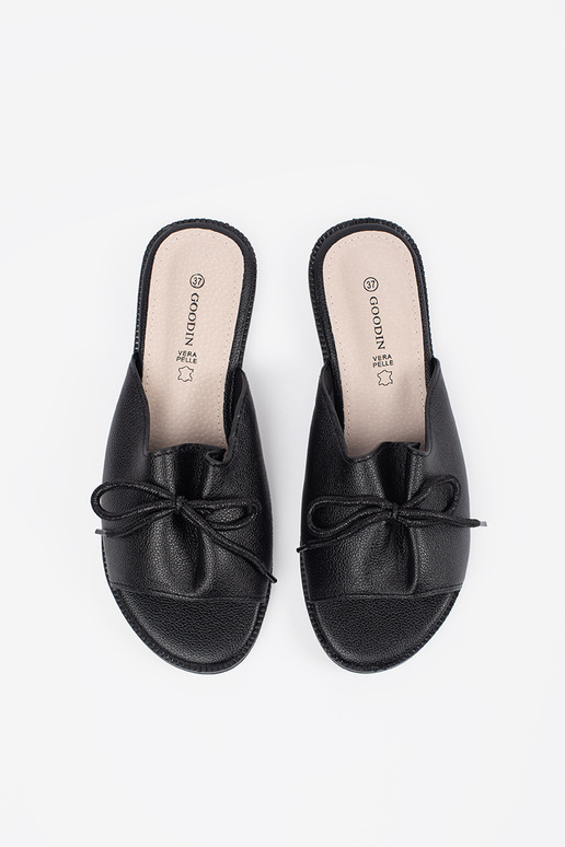 Juodi šlepetės su lankeliu Juodi šlepetės su lankeliu