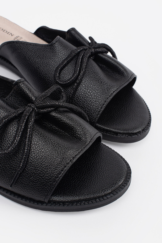 Juodi šlepetės su lankeliu Juodi šlepetės su lankeliu