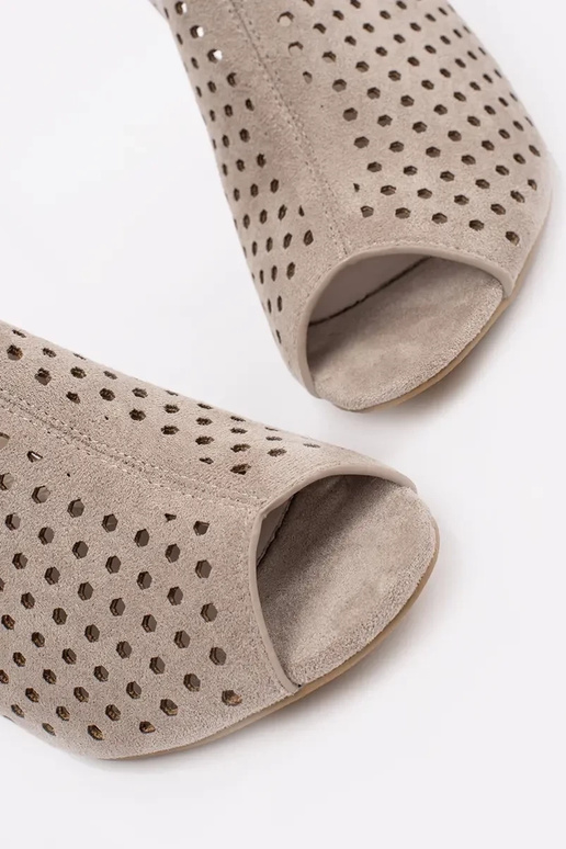 smėlio spalvos sandalai ant...