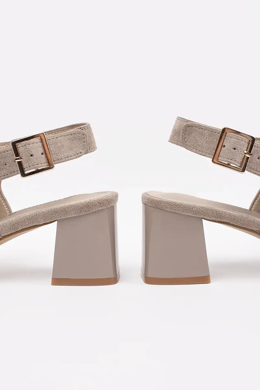 smėlio spalvos sandalai ant...