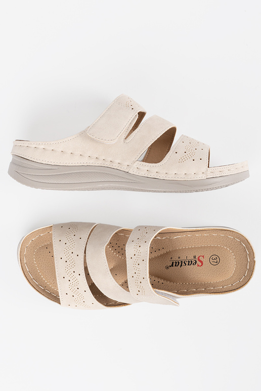 Šlepetės ant žemos platformos ryškiai...