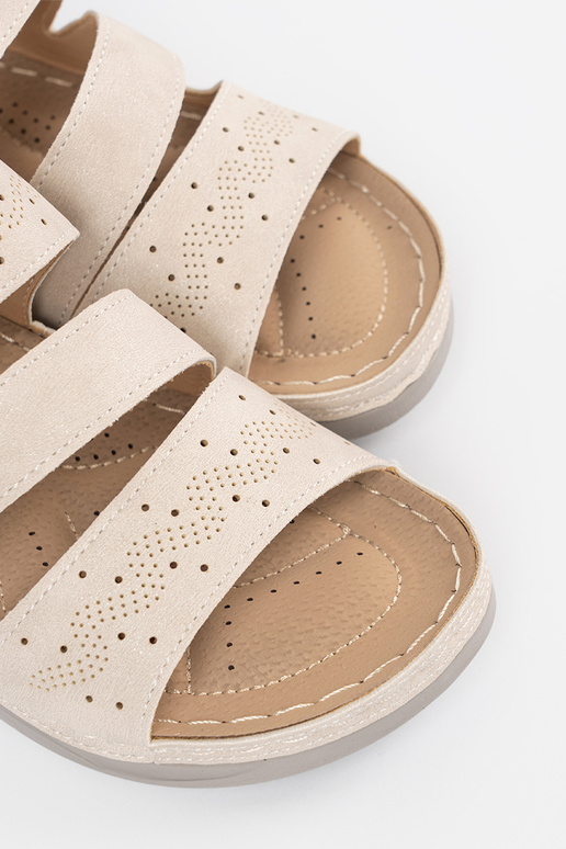 Šlepetės ant žemos platformos ryškiai...