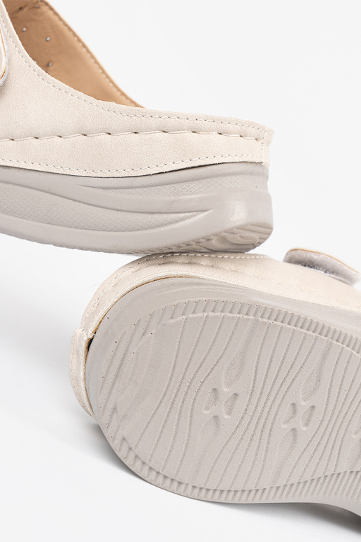 Šlepetės ant žemos platformos ryškiai...