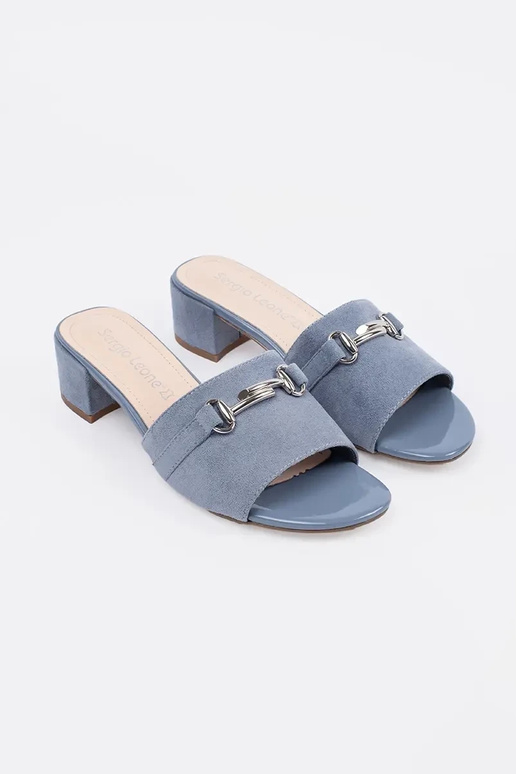 mėlynos spalvos šlepetės ant...