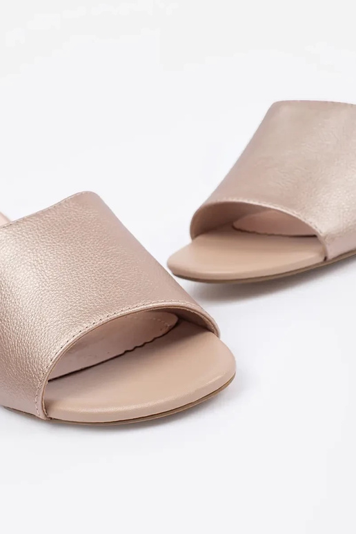 smėlio spalvos šlepetės ant aukštakulnių