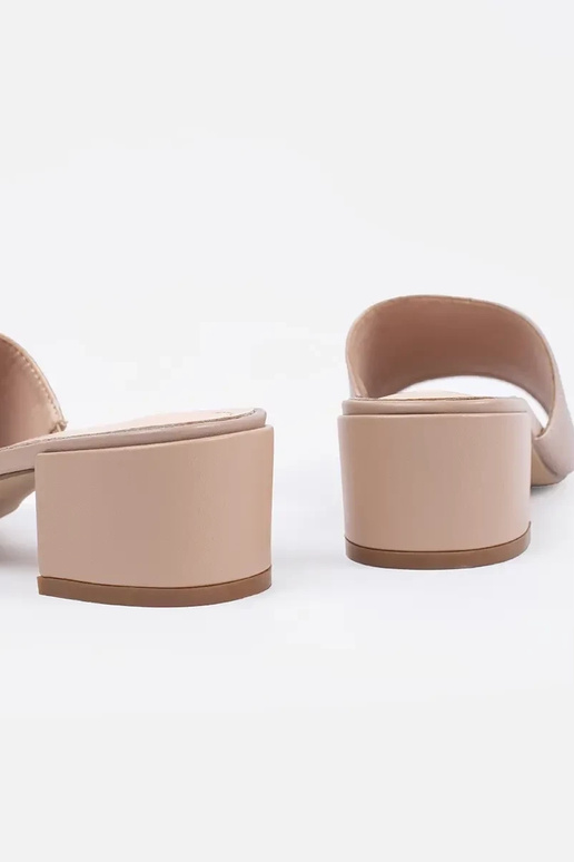 smėlio spalvos šlepetės ant aukštakulnių