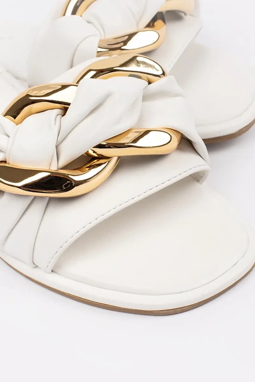 Moteriškos šlepetės bute baltos spalvos