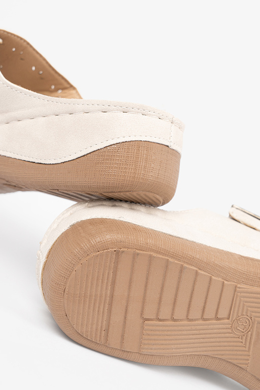 Basutės ant žemos platformos su...