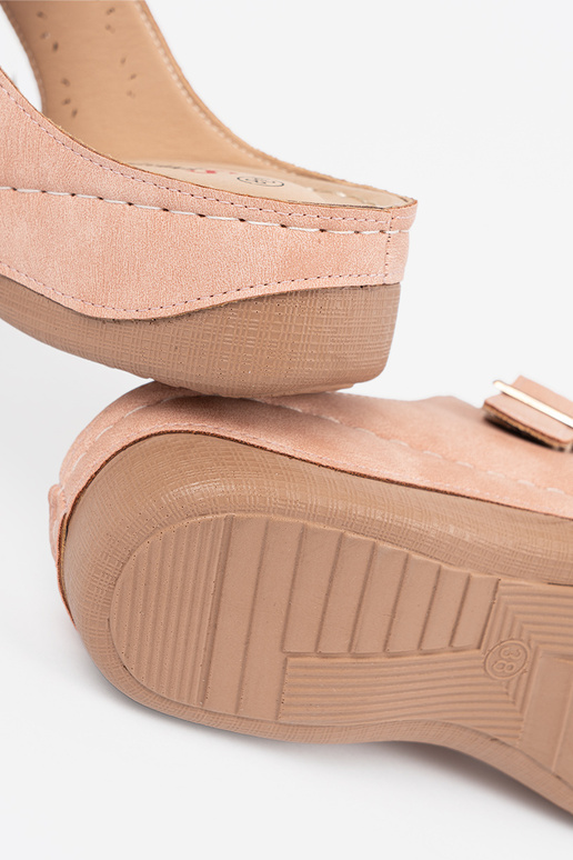 Basutės ant žemos platformos su...