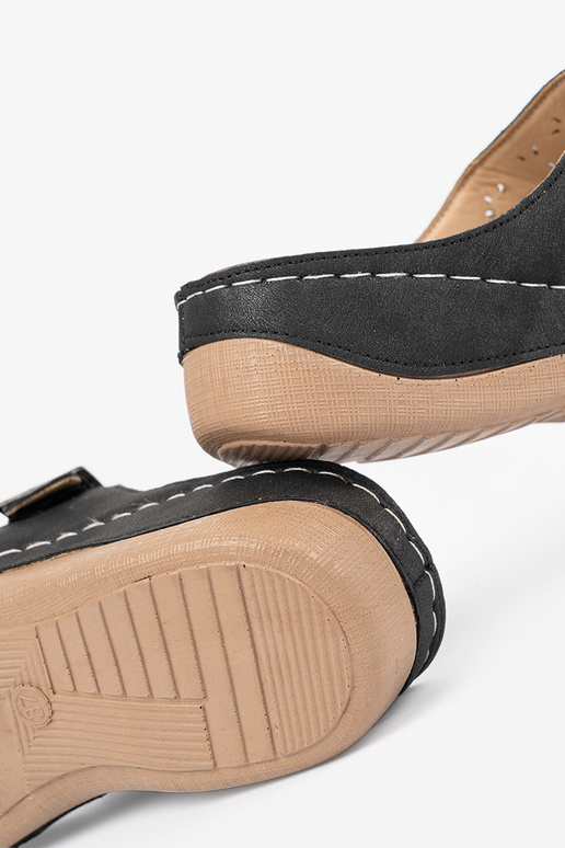 Basutės ant žemos platformos su...