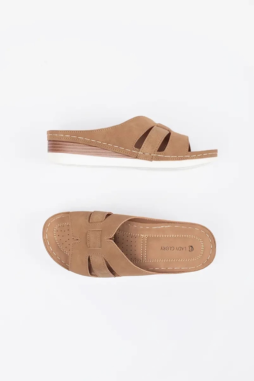 Patogios šlepetės ant žemos...