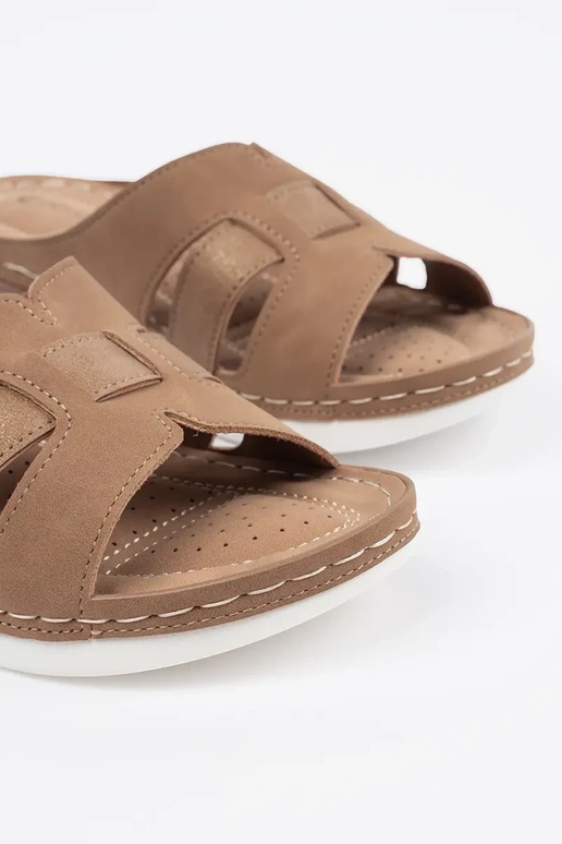 Patogios šlepetės ant žemos...