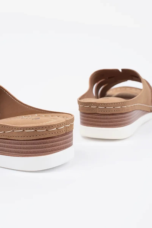 Patogios šlepetės ant žemos...