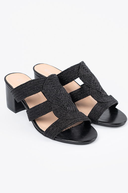 Juodos spalvos pintos basutės ant... Juodos spalvos pintos basutės ant...