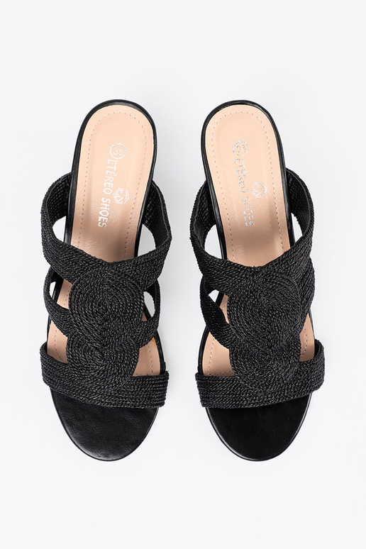 Juodos spalvos pintos basutės ant... Juodos spalvos pintos basutės ant...